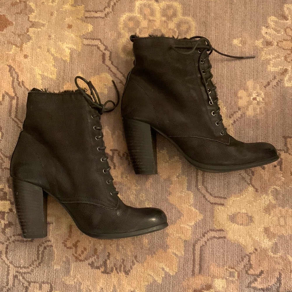 Boutique 9. Leather Lace Up Ankle Booties with Faux Fur lining size 9